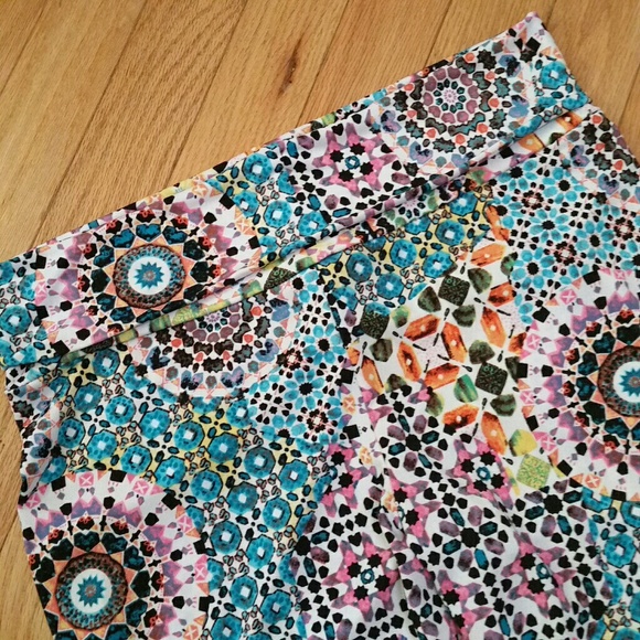 Zig Zag Stripe Boutique Capris - Picture 2 of 3